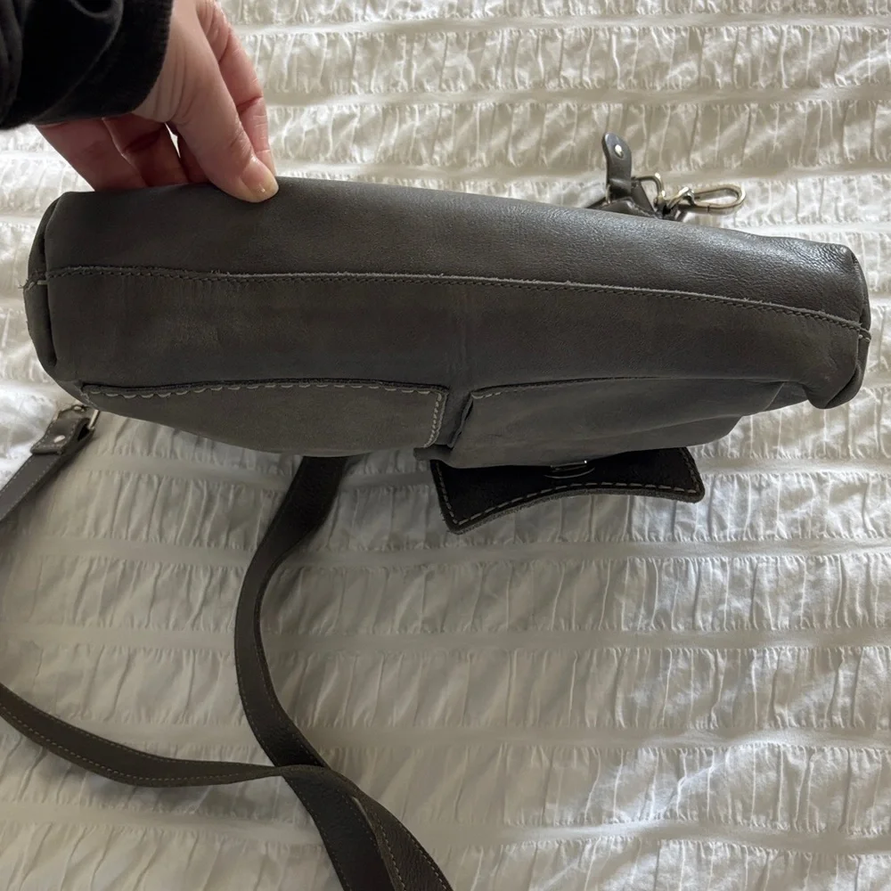 Roots Gray Crossbody Bag with Front Pockets - Picture 4 of 11